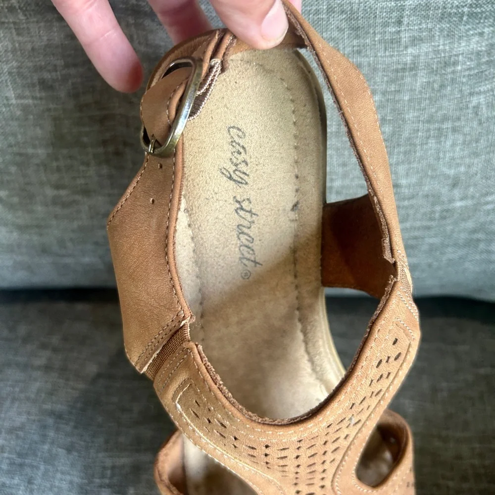 Easy Street Tan Soft Comfort Low Wedge Leather Sandal Size 9 Summer vacation - Picture 6 of 7